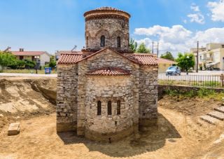 Nový článek 🇬🇷💙 Kostelíček Agios Basileios tis Gefyras (čti Vasilios tis Jefiras) se krčí na předměstí Arty jako kamenný...