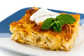 Nový řecký recept 😋💙 Patsavouropita glykia – πατσαβουρόπιτα γλυκιά – je zmuchlané těsto filo s vůní pomeranče 🍊 na sladko....